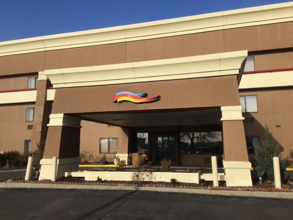 Baymont By Wyndham Detroit/Roseville Exterior photo