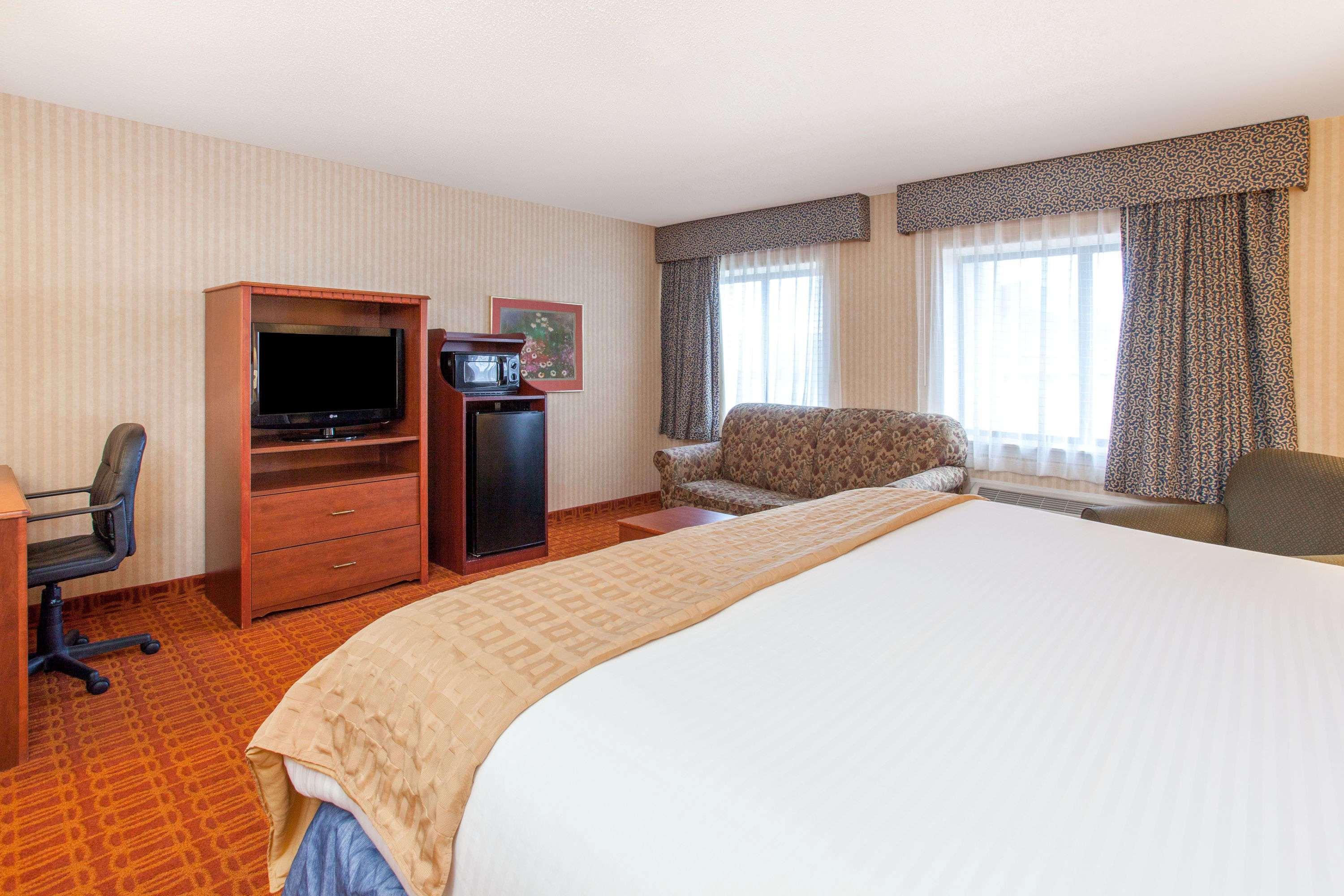 Baymont By Wyndham Detroit/Roseville Exterior photo