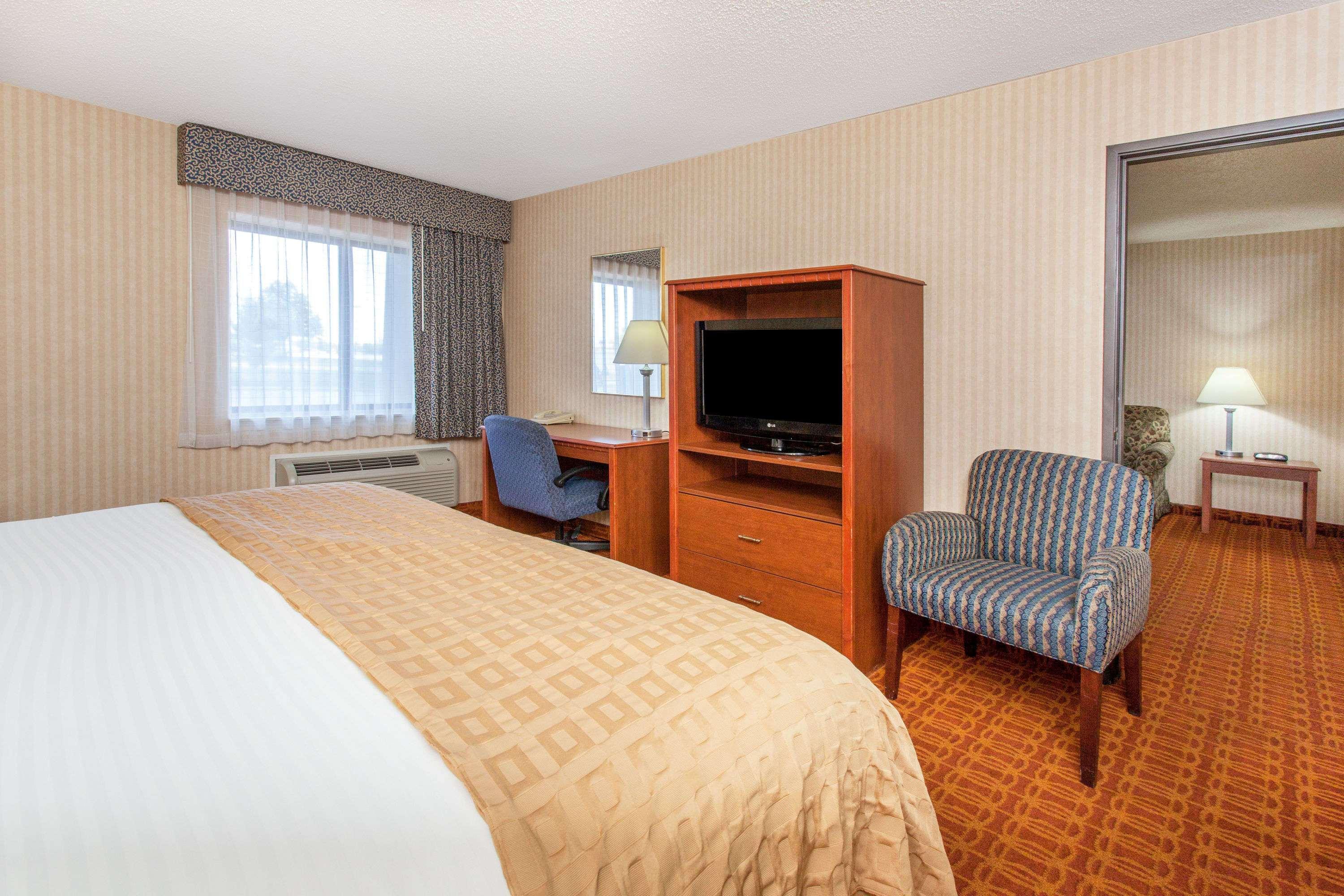 Baymont By Wyndham Detroit/Roseville Exterior photo